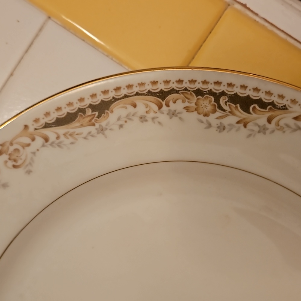Queen Anne - Signature Collection - beautiful gold - 1 dinner plate